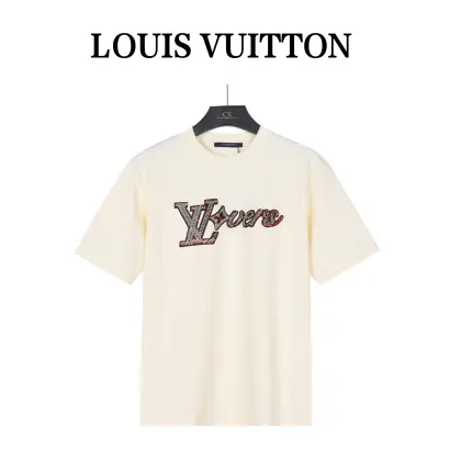 (支持放店) LouisVuitton/路易威登绣片字母短袖T恤 顶级版本,区分市面通货.男女同款全新美学灵感趣味设计,渠道性质精品.让整体造型设计更加优雅时尚,今夏最火系列,无数明星潮人追捧.裁剪工艺细节处理工整为玩味时尚增添色彩!工整细致,合身的版型构造更是独具匠心,上身不仅有着出彩的辨识度更是减龄青春.一款穿着意义还有穿搭性能都很极致的款式,绚丽的色系调配,此款的工艺必然也是极致非凡,上身的舒适度绝对足够的强大,也是奢品本质的一种彰显!柔软轻薄,触感更是极端撩人,透气性能十分之强大,尤为适合春夏季节的穿搭所需,妥妥的穿着享受,并且各处的细节以及织带的工艺都是尽善尽美,更显高级感! 颜色:藏青、杏色